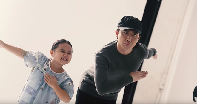 Clip: B&eacute; Nắng Kim Thư tạo d&aacute;ng nh&iacute; nhảnh b&ecirc;n Trấn Th&agrave;nh, Kiều Minh Tuấn - Ảnh 5.