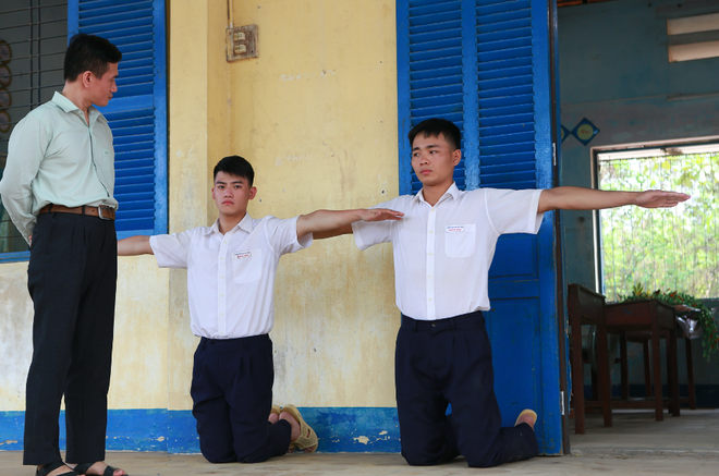 Anh Tú (Cười xuyên Việt) nắm tay bạn trai đến trường trong phim thanh xuân đồng tính Việt - Ảnh 10.