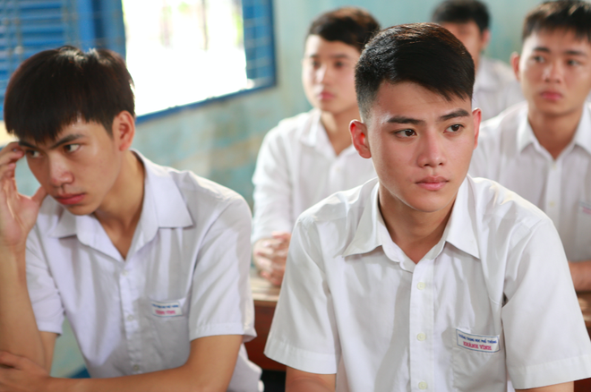 Anh Tú (Cười xuyên Việt) nắm tay bạn trai đến trường trong phim thanh xuân đồng tính Việt - Ảnh 9.