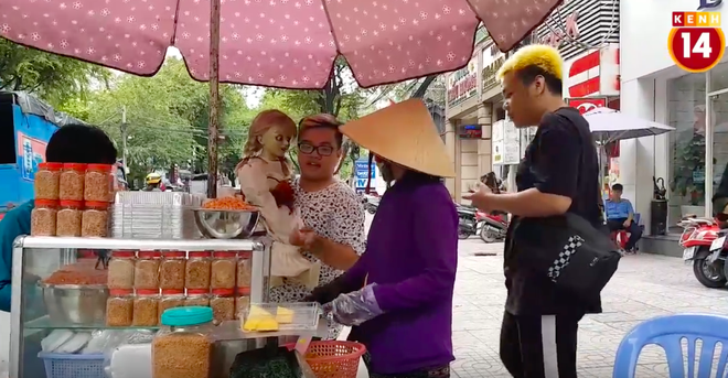 Clip: Người Sài Gòn có sợ phát khiếp khi bỗng nhiên nhìn thấy búp bê Annabelle ngoài đường phố? - Ảnh 4.