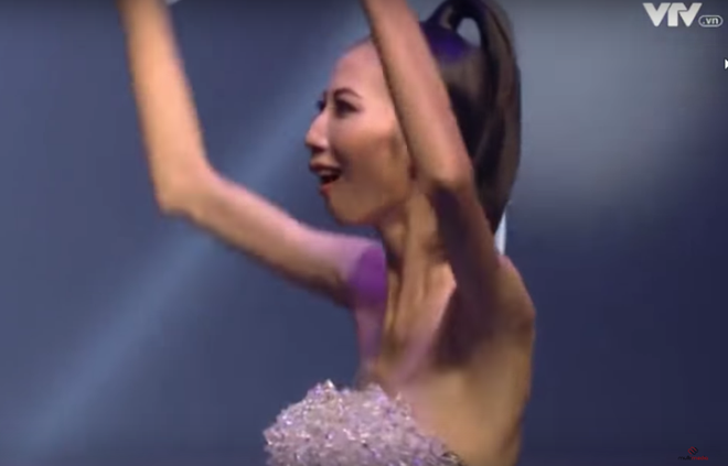 Nh&igrave;n Cao Ng&acirc;n cứ tưởng đ&agrave;i truyền h&igrave;nh ph&aacute;t nhầm ph&oacute;ng sự... nạn đ&oacute;i chứ n&agrave;o đ&acirc;u VNTM - Ảnh 10.