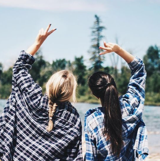 Thời đại n&agrave;o rồi m&agrave; y&ecirc;u nhau c&ograve;n hỏi chọn bạn th&acirc;n hay người y&ecirc;u? - Ảnh 1.