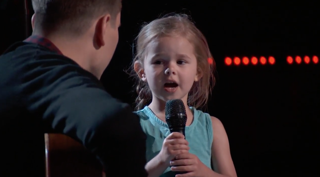 The Voice Mỹ: Cô bé 4 tuổi làm náo loạn tập đầu tiên vòng Giấu mặt - Ảnh 3.