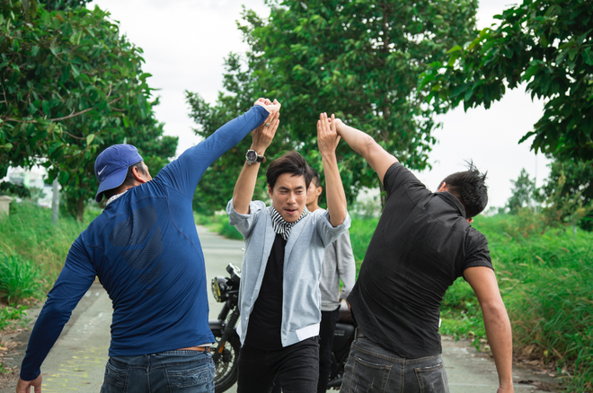 Kiều Minh Tuấn miệt m&agrave;i đi t&igrave;m những c&ocirc; g&aacute;i tr&ecirc;n 18 trong liveshow đầu ti&ecirc;n - Ảnh 4.