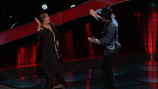 The Voice Mỹ: Anh ch&agrave;ng 4 chọn bị mẹ x&ocirc;ng l&ecirc;n s&acirc;n khấu đuổi mắng cực đ&aacute;ng y&ecirc;u - Ảnh 3.