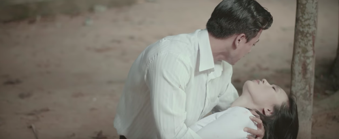 Th&igrave; ra MV Đừng hỏi em của Mỹ T&acirc;m l&agrave; tiền truyện, giải đ&aacute;p h&agrave;ng loạt c&acirc;u hỏi tại sao trong MV Em g&aacute;i mưa - Ảnh 4.
