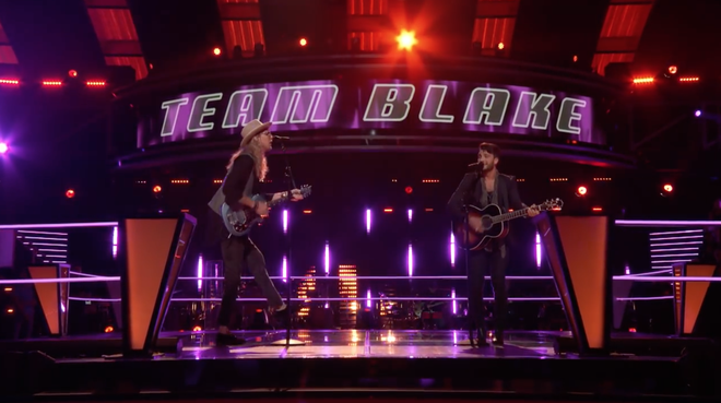 The Voice Mỹ: Miley Cyrus ph&aacute;t đi&ecirc;n với ch&agrave;ng trai c&oacute; đ&ocirc;i ch&acirc;n xoắn quẩy - Ảnh 2.