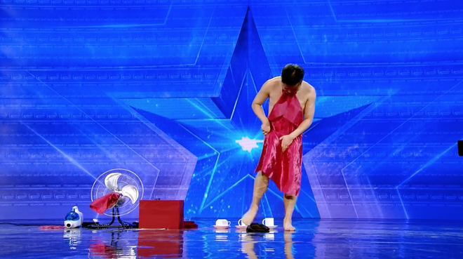 Th&iacute; sinh Georgias Got Talent lột sạch đồ, che th&acirc;n bằng miếng vải nhỏ x&iacute;u: H&agrave;i hước hay phản cảm? - Ảnh 5.