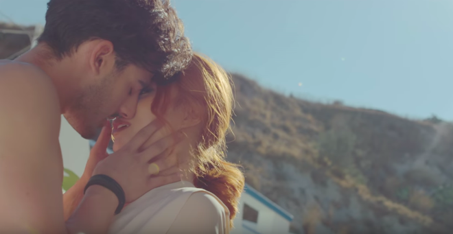 Nóng mắt với loạt cảnh hôn cuồng nhiệt của Hương Giang Idol và bạn diễn Tây trong MV đẹp như tranh ở Santorini - Ảnh 2.