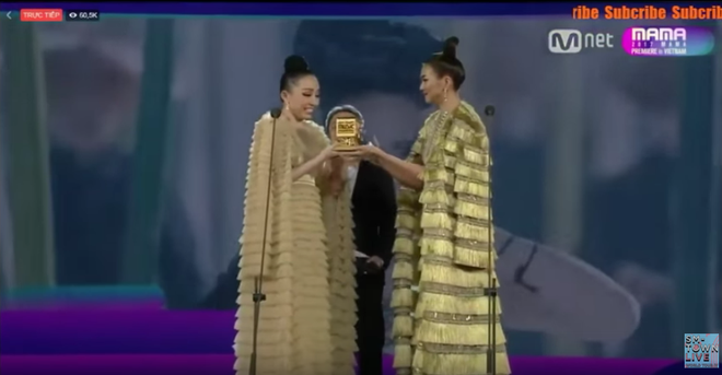 Thanh Hằng và Tóc Tiên nhìn bỗng y chang nhau trên sân khấu MAMA 2017 - Ảnh 1.