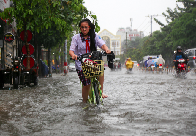 Công điện hỏa tốc: Toàn bộ học sinh, sinh viên ở Sài Gòn nghỉ học để tránh bão Tembin  - Ảnh 1.