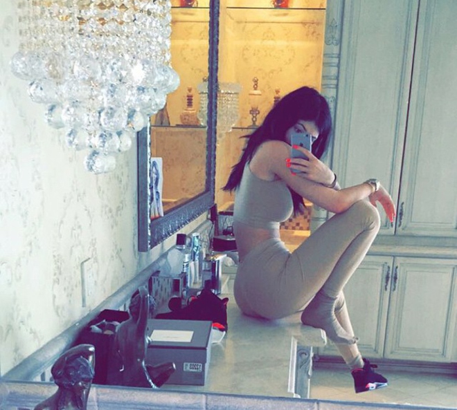 Nghiên cứu vui: Kylie Jenner có biết cách... ngồi trên một chiếc ghế không? - Ảnh 16.