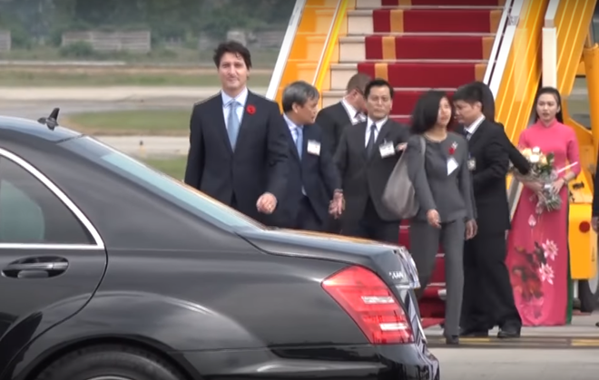 Danh t&iacute;nh c&ocirc; bạn mặc &aacute;o d&agrave;i duy&ecirc;n d&aacute;ng được tặng hoa cho Thủ tướng Canada - Ảnh 2.