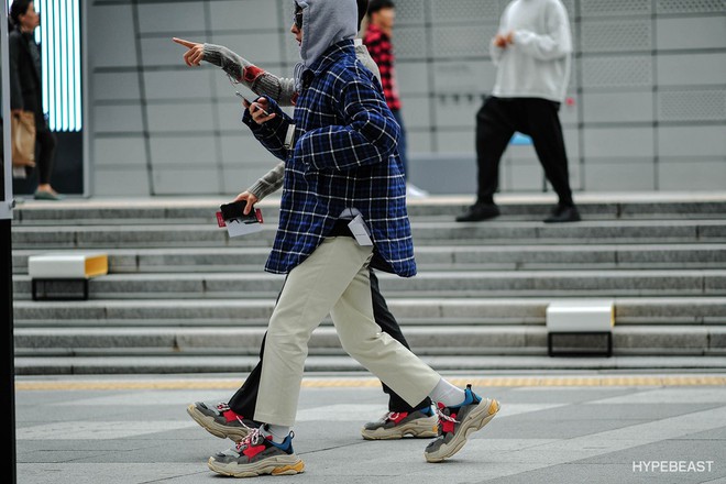Seoul Fashion Week: Ri&ecirc;ng về street style, giới trẻ H&agrave;n n&agrave;o c&oacute; thua k&eacute;m c&aacute;c ng&ocirc;i sao nổi tiếng - Ảnh 25.