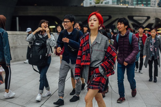 Seoul Fashion Week: Ri&ecirc;ng về street style, giới trẻ H&agrave;n n&agrave;o c&oacute; thua k&eacute;m c&aacute;c ng&ocirc;i sao nổi tiếng - Ảnh 16.