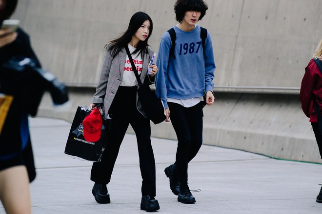 Seoul Fashion Week: Ri&ecirc;ng về street style, giới trẻ H&agrave;n n&agrave;o c&oacute; thua k&eacute;m c&aacute;c ng&ocirc;i sao nổi tiếng - Ảnh 15.