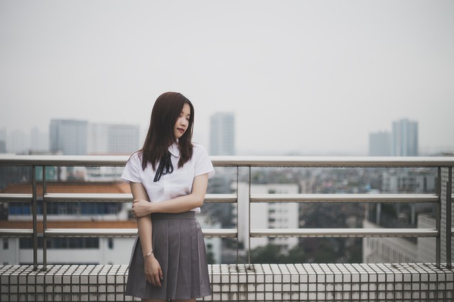 Khen bạn g&aacute;i bằng c&aacute;ch d&igrave;m người kh&aacute;c xuống, kh&ocirc;ng phải ai cũng th&iacute;ch như thế đ&acirc;u! - Ảnh 1.