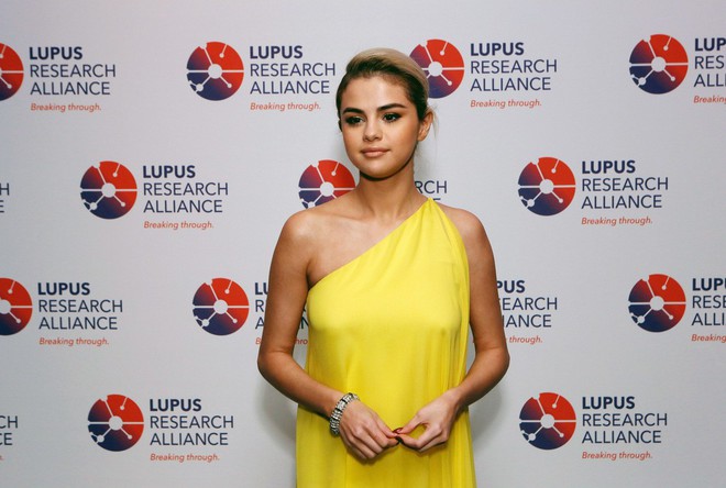 Sau scandal hớ h&ecirc;nh tr&ecirc;n s&acirc;n khấu, Selena Gomez lại lộ v&ograve;ng 1 lấp l&oacute; v&igrave; qu&ecirc;n nội y khi dự sự kiện - Ảnh 1.