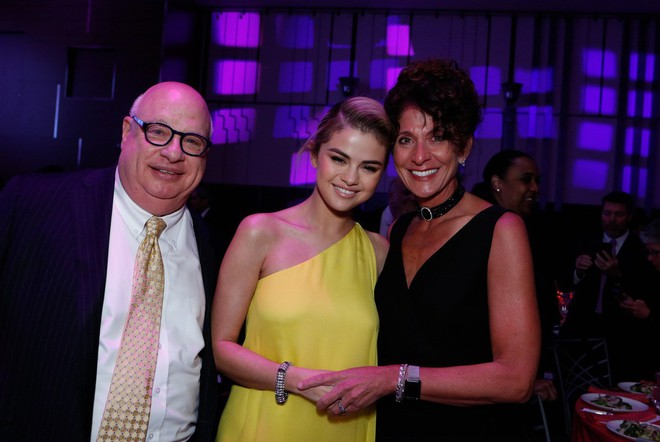 Sau scandal hớ h&ecirc;nh tr&ecirc;n s&acirc;n khấu, Selena Gomez lại lộ v&ograve;ng 1 lấp l&oacute; v&igrave; qu&ecirc;n nội y khi dự sự kiện - Ảnh 2.
