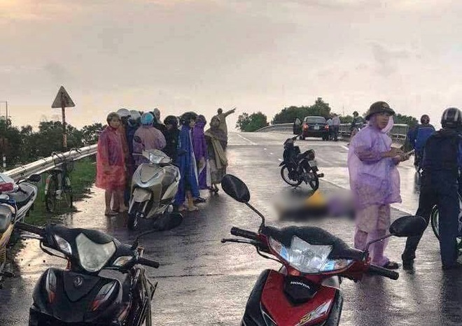 Hải Dương: Đang đi xe m&aacute;y đ&ocirc;i nam nữ bị s&eacute;t đ&aacute;nh, một người tử vong, một người nguy kịch - Ảnh 1.