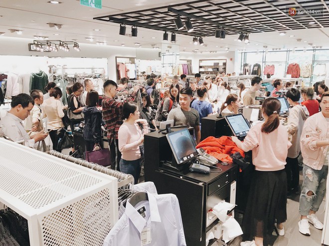 Thông báo sale tới 50%, H&M khiến tín đồ thời trang Hà Nội hụt hẫng vì sale quá ít đồ và không sale đồ Đông - Ảnh 14.