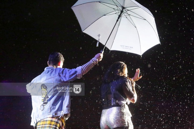 Jessica cầm mic 1,3 tỉ diễn hết mình dưới mưa, Sơn Ngọc Minh chuẩn soái ca che ô cho Shontelle - Ảnh 25.