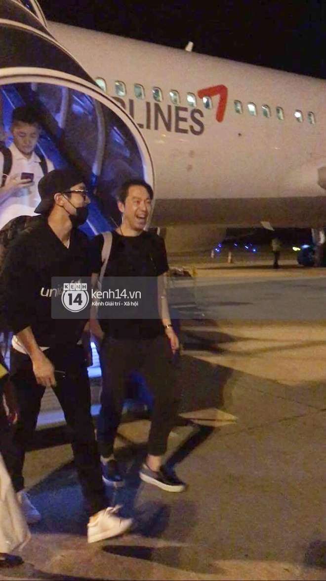 Clip: Siwon (Super Junior) điển trai, rạng rỡ có mặt tại sân bay Đà Nẵng trong đêm - Ảnh 2.