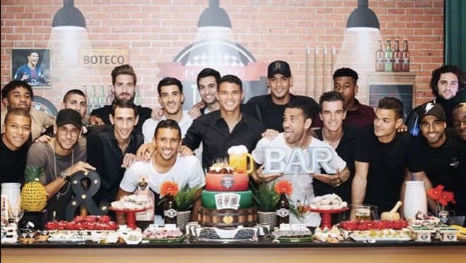 Neymar dự sinh nhật Thiago Silva, Cavani vắng mặt - Ảnh 1.