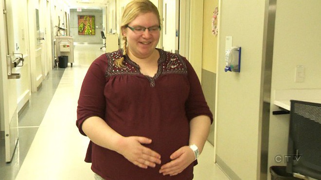 Having just received the news that she was pregnant with 4 children at the same time, the mother was even more shocked when the doctor pointed at the ultrasound screen - Photo 3.