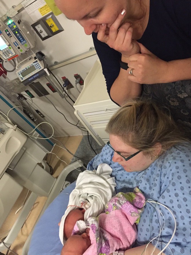 Having just received the news that she was pregnant with 4 children at the same time, the mother was even more shocked when the doctor pointed at the ultrasound screen - Photo 9.