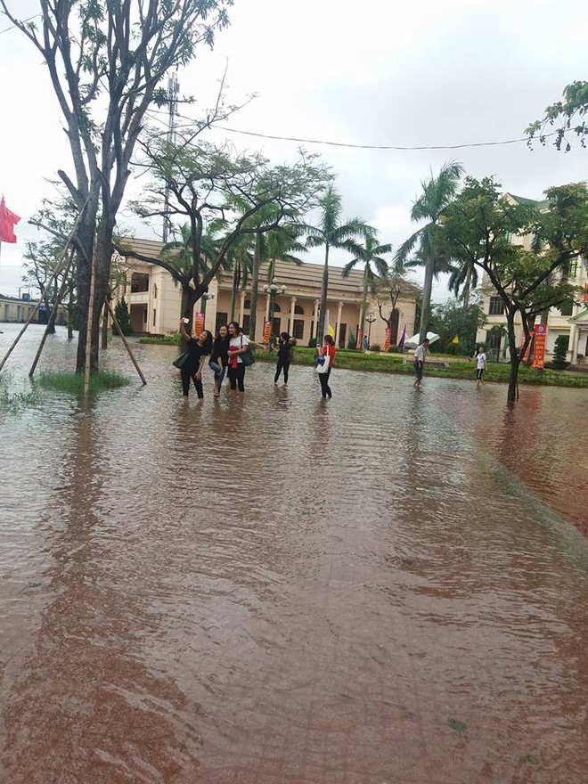 Hơn 300.000 học sinh Hà Tĩnh phải nghỉ học do mưa lớn - Ảnh 2.