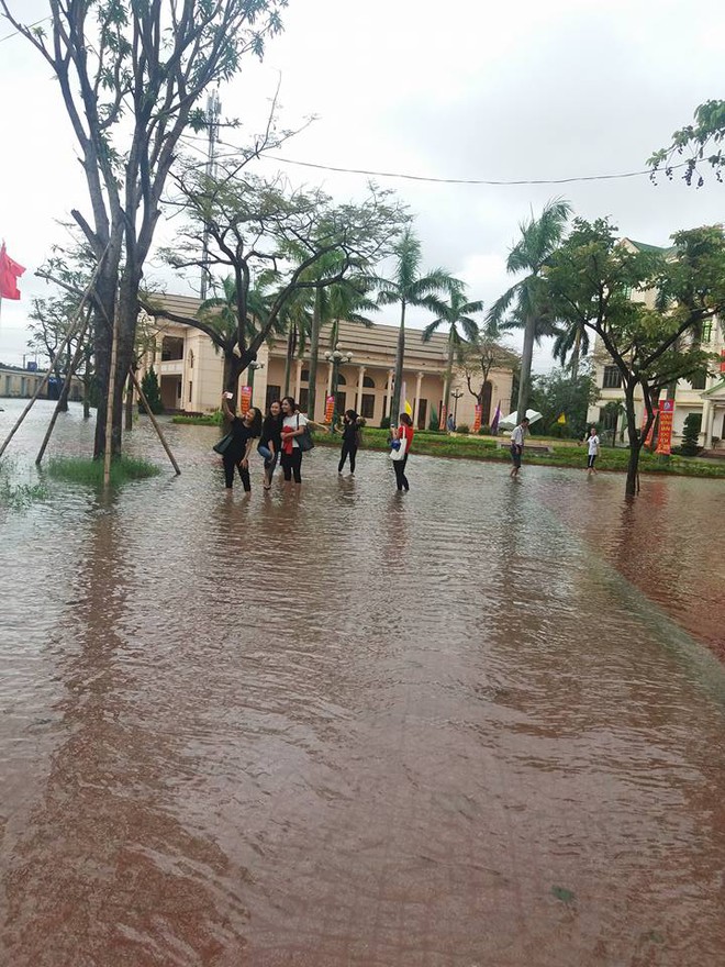 Hơn 300.000 học sinh H&agrave; Tĩnh phải nghỉ học do mưa lớn - Ảnh 2.