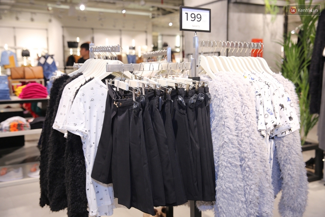 Stradivarius Việt Nam khai trương: Đồ đẹp gi&aacute; si&ecirc;u dễ chịu, &aacute;o ph&ocirc;ng cao nhất chỉ 249.000 đồng - Ảnh 10.