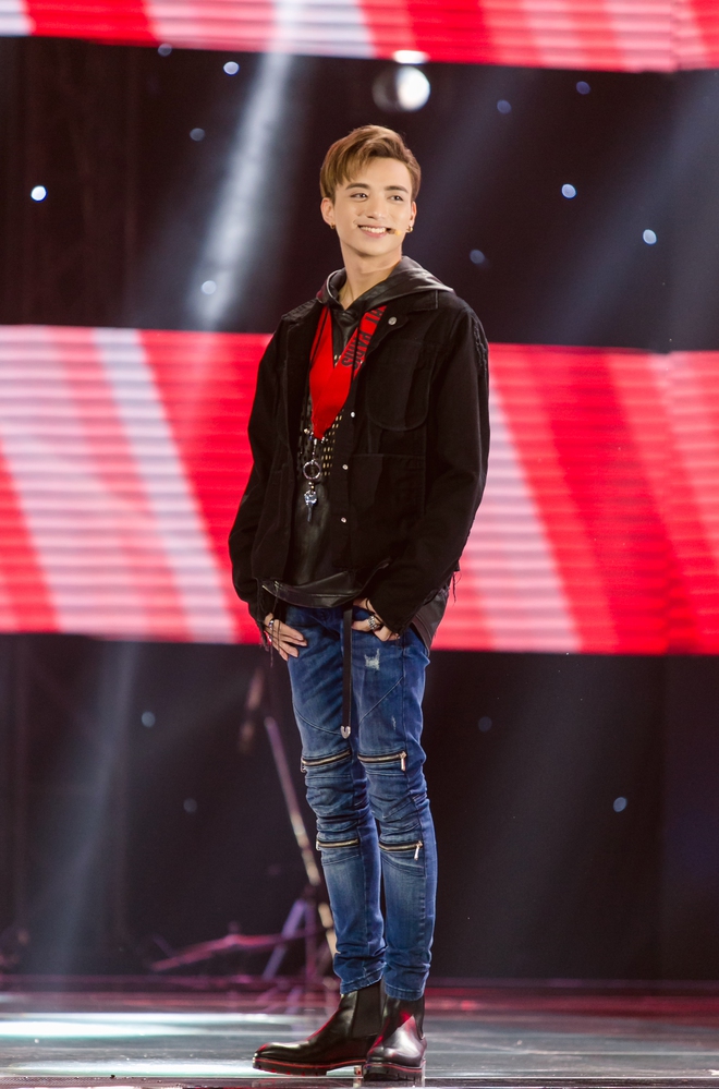 Cầm quạt chạy v&ograve;ng v&ograve;ng, m&uacute;t kẹo suốt chương tr&igrave;nh... chỉ c&oacute; thể l&agrave; Soobin Ho&agrave;ng Sơn! - Ảnh 1.