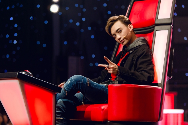 Cầm quạt chạy v&ograve;ng v&ograve;ng, m&uacute;t kẹo suốt chương tr&igrave;nh... chỉ c&oacute; thể l&agrave; Soobin Ho&agrave;ng Sơn! - Ảnh 14.