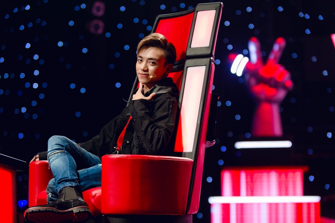 Cầm quạt chạy v&ograve;ng v&ograve;ng, m&uacute;t kẹo suốt chương tr&igrave;nh... chỉ c&oacute; thể l&agrave; Soobin Ho&agrave;ng Sơn! - Ảnh 15.