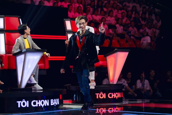 Cầm quạt chạy v&ograve;ng v&ograve;ng, m&uacute;t kẹo suốt chương tr&igrave;nh... chỉ c&oacute; thể l&agrave; Soobin Ho&agrave;ng Sơn! - Ảnh 17.