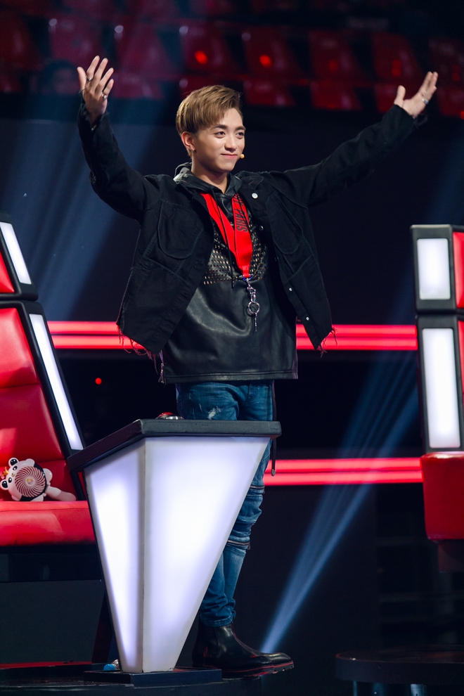 Cầm quạt chạy v&ograve;ng v&ograve;ng, m&uacute;t kẹo suốt chương tr&igrave;nh... chỉ c&oacute; thể l&agrave; Soobin Ho&agrave;ng Sơn! - Ảnh 19.