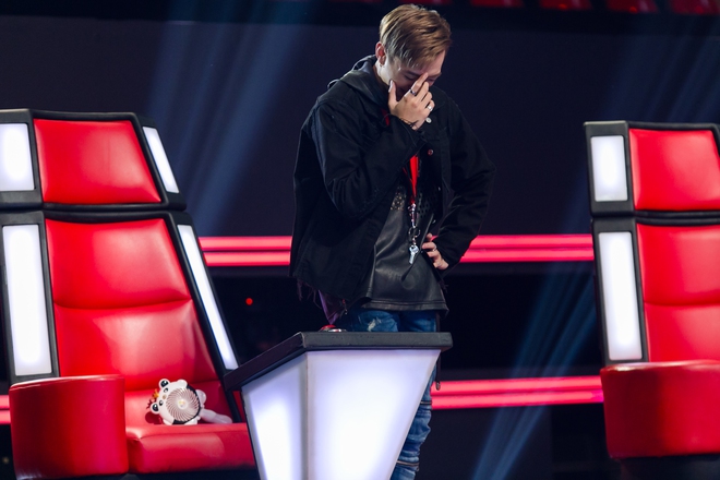 Cầm quạt chạy v&ograve;ng v&ograve;ng, m&uacute;t kẹo suốt chương tr&igrave;nh... chỉ c&oacute; thể l&agrave; Soobin Ho&agrave;ng Sơn! - Ảnh 20.