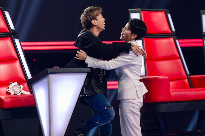 Cầm quạt chạy v&ograve;ng v&ograve;ng, m&uacute;t kẹo suốt chương tr&igrave;nh... chỉ c&oacute; thể l&agrave; Soobin Ho&agrave;ng Sơn! - Ảnh 21.