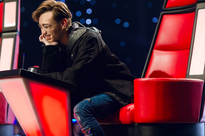 Cầm quạt chạy v&ograve;ng v&ograve;ng, m&uacute;t kẹo suốt chương tr&igrave;nh... chỉ c&oacute; thể l&agrave; Soobin Ho&agrave;ng Sơn! - Ảnh 22.