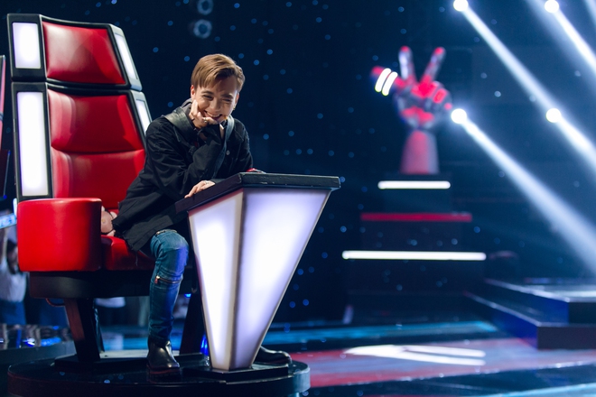 Cầm quạt chạy v&ograve;ng v&ograve;ng, m&uacute;t kẹo suốt chương tr&igrave;nh... chỉ c&oacute; thể l&agrave; Soobin Ho&agrave;ng Sơn! - Ảnh 23.