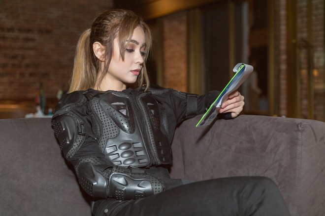 MLee g&acirc;y bất ngờ khi cosplay h&igrave;nh ảnh của Cara Delevingne đi ra mắt phim - Ảnh 3.