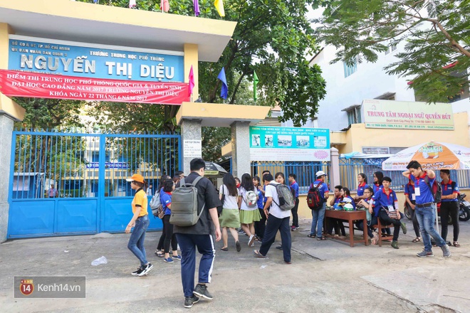 Th&iacute; sinh bước v&agrave;o buổi thi cuối c&ugrave;ng kỳ thi THPT 2017 - Ảnh 11.