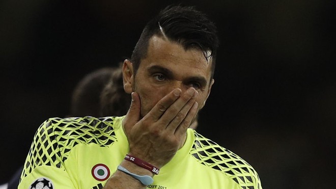 Buffon tươi cười, vẫy tay chào fan ngày trở về - Ảnh 3.