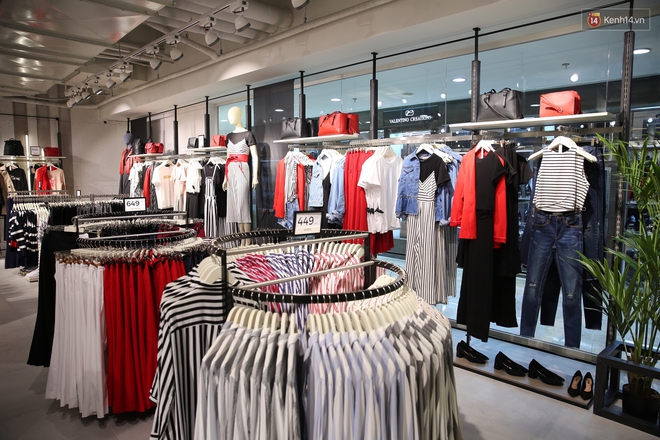 Stradivarius Việt Nam khai trương: Đồ đẹp gi&aacute; si&ecirc;u dễ chịu, &aacute;o ph&ocirc;ng cao nhất chỉ 249.000 đồng - Ảnh 12.