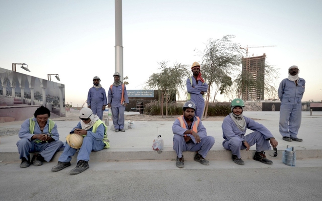 Không chỉ có những tòa nhà xa hoa hay dát vàng, cuộc sống tại Qatar cũng thấm đầy nước mắt - Ảnh 3.