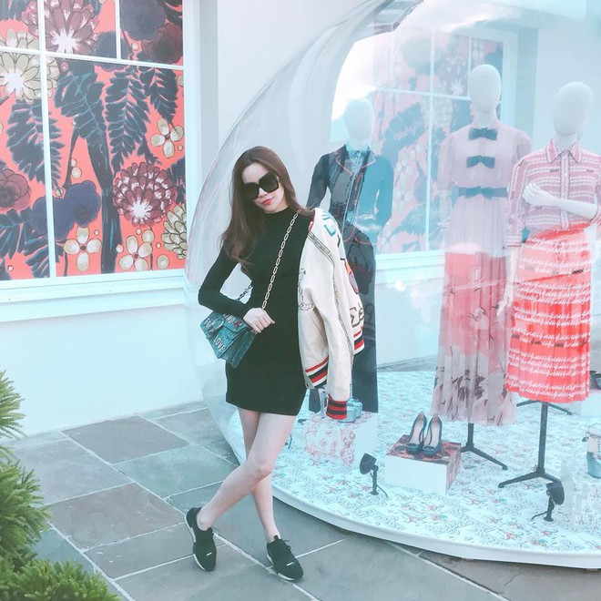 C&ugrave;ng mặc đồ đen đi gi&agrave;y bệt, H&agrave; Hồ lại thiệt hơn H&agrave; Tăng bởi đ&ocirc;i ch&acirc;n gầy khẳng khiu - Ảnh 2.