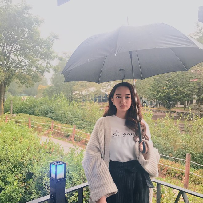 C&ugrave;ng mặc đồ đen đi gi&agrave;y bệt, H&agrave; Hồ lại thiệt hơn H&agrave; Tăng bởi đ&ocirc;i ch&acirc;n gầy khẳng khiu - Ảnh 11.