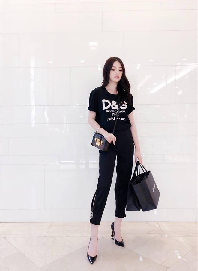 Đối chọi về âm nhạc đã đành, street style của Chi Pu - Hương Tràm cũng nghịch chiều ngược gió - Ảnh 11.